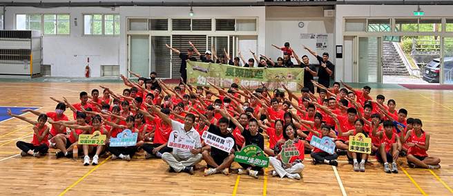 長榮航空城市觀光馬拉松「幼苗計畫-校園深耕巡迴」第四站，今(5)日在基隆建德國中熱鬧登場，由基隆市邱佩琳副市長(第一排右一)和長榮航空林玄修協理(第一排右二)共同主持。（長榮提供）