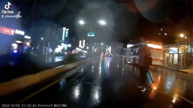 一名女子违规穿越新北市三重区三和路马路，路过骑士紧急剎车，幸未撞上，行人不依规定擅自穿越车道可罚处500元罚锾。（翻摄自脸书《重机车友｜各区路况天气、资讯分享中心》）