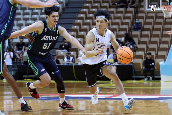 看著蔣淯安(右)在國內穿著白色球衣上場，確實不太習慣。(T1聯盟提供)