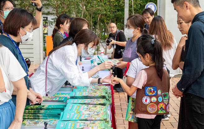 中研院「兒童科普日」特別製作限量版兒童護照及貼紙。（中研院提供／李侑珊台北傳真）