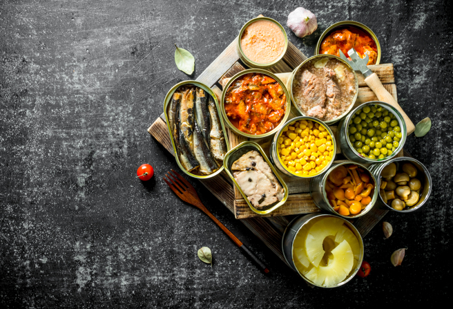 俄军身处于一个乌军的临时库房，堆满了跟山一样高的「食物」。（示意图 Shutter Stock）