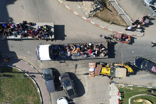 以色列国防军12日发出24小时限期南撤的警告之后，加萨走廊北部大批居民13日乘车或步行往南部躲避战火。（美联社）