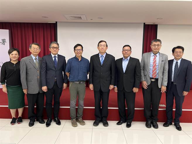 最高检察署检察总长邢泰昭（右四）主持座谈会。（最高检提供）