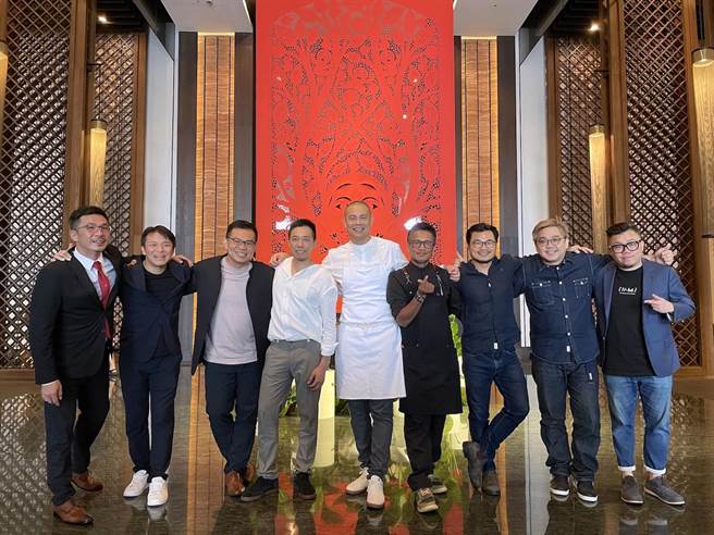 「RAW」主厨江振诚（中）联手「AKAME」主厨彭天恩（左四）率团队在台南晶英酒店打造以台南为题的「寻味」客座飨宴。（何书青摄）