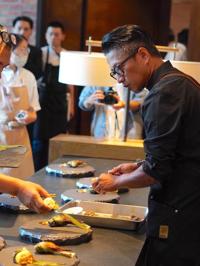 Alex悉心准备料理「粽中粽；翅中翅」。（何书青摄）