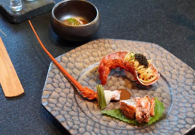 料理「斗拱上的龙」。（何书青）