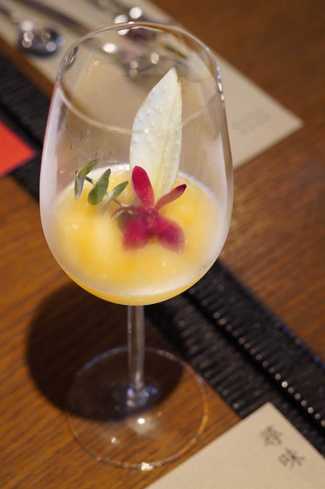 调酒「手留余香」。（何书青摄）★《中时新闻网》关心您：饮酒过量，有碍健康。酒后不开车，安全有保障！