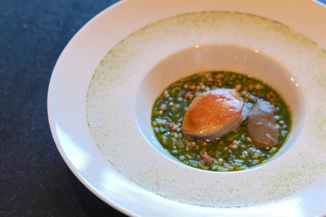 料理「饭汤」。（何书青摄）