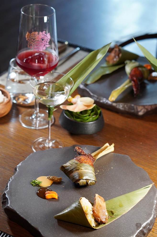 料理「粽中粽；翅中翅」，调酒「透中透；重中重」 及「见山是山」。（何书青摄）★《中时新闻网》关心您：饮酒过量，有碍健康。酒后不开车，安全有保障！