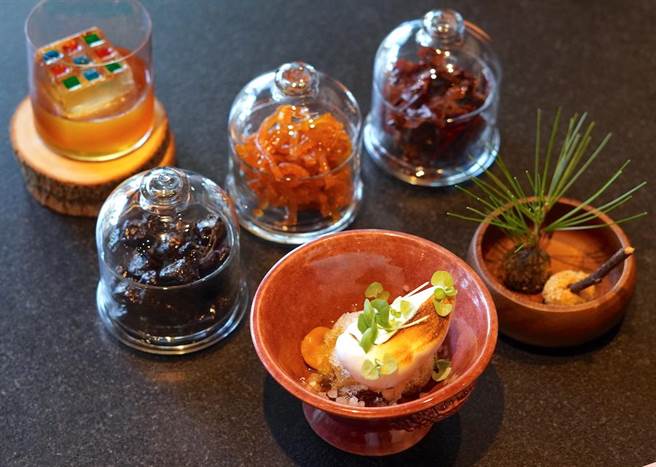 甜品「烟熏冰果室」及调酒「府城可乐了」。（何书青摄）★《中时新闻网》关心您：饮酒过量，有碍健康。酒后不开车，安全有保障！