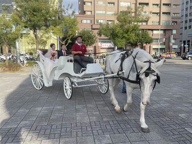 高雄林皇宫特别推出「幸福来LIN　皇室马车婚礼」新企画，他们为新人们安排乘坐古典马车来到婚礼现场的桥段，犹如童话故事中的白马王子与公主举办浪漫婚礼。（洪浩轩摄）