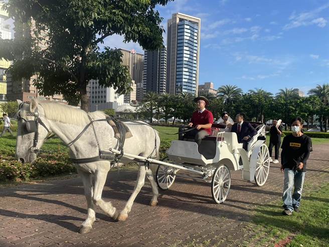 高雄林皇宫特别推出「幸福来LIN　皇室马车婚礼」新企画，他们为新人们安排乘坐古典马车来到婚礼现场的桥段，犹如童话故事中的白马王子与公主举办浪漫婚礼。（洪浩轩摄）