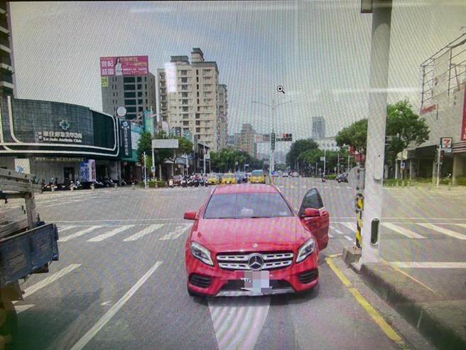 高雄左营于10月12日中午在博爱三路发生妇人闯红灯穿越斑马线的事故，图为肇事的宾士汽车。（翻摄照片／林瑞益高雄传真）