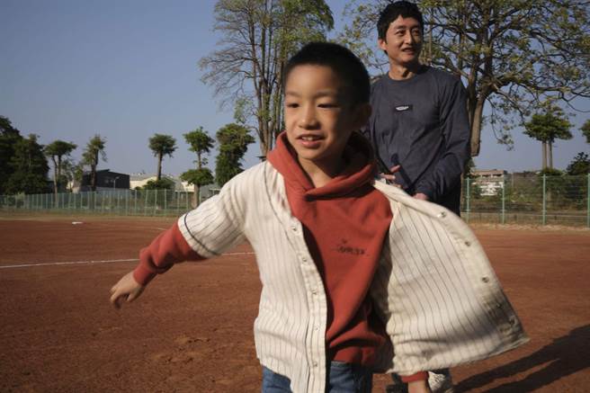 8岁小演员谢以乐（前）与柯宇纶合作短片《再见触身》。（高雄电影节提供）