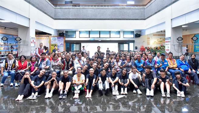 桃园市原住民族语言师资及就业培训计画，今年开设阿美族、泰雅族、排湾族、布农族、太鲁阁族及卑南族等6语别族语中级保证班课程，学员达80人，14日举行开课典礼。（蔡明亘摄）