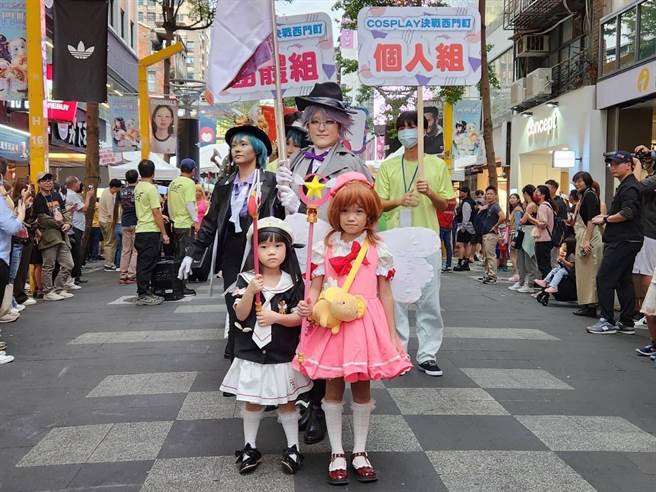 為形塑商圈亮點特色，活絡商圈發展，台北市商業處輔導台北市西門徒步區街區發展促進會舉辦「2023西門商圈『友善享樂祭』第十屆Cosplay決戰西門町」。（黃敬文翻攝）
