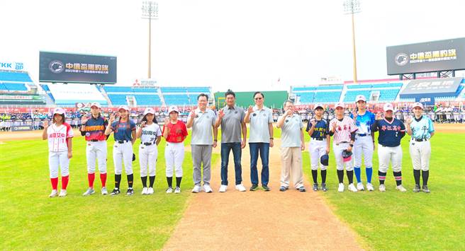 中信盃第11屆黑豹旗全國高中棒球大賽14日在樂天桃園棒球場舉行開幕典禮。（桃市府提供／蔡明亘桃園傳真）