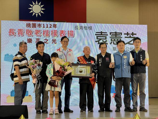 受表扬长青楷模中，年纪最大的是高龄92岁的袁宪芝。(蔡依珍摄)