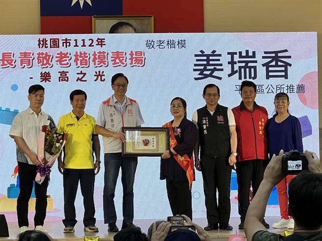 敬老楷模姜瑞香，长期关怀在地独居老人、投入社区照顾关怀据。(蔡依珍摄)