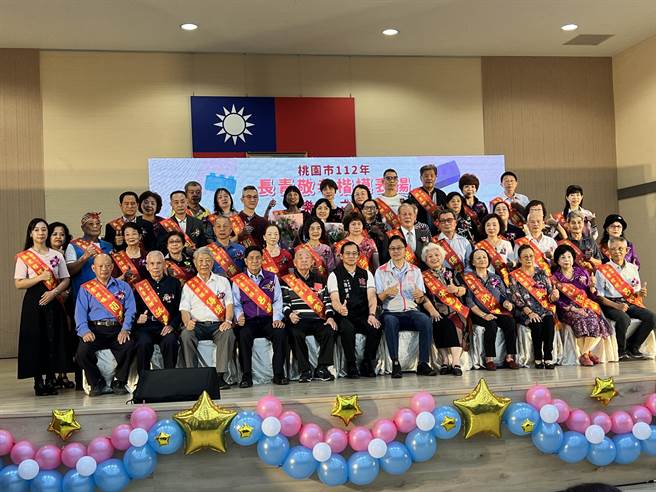 重阳节将至，桃园市长张善政14日表扬桃园49位长青敬老楷模。(蔡依珍摄)