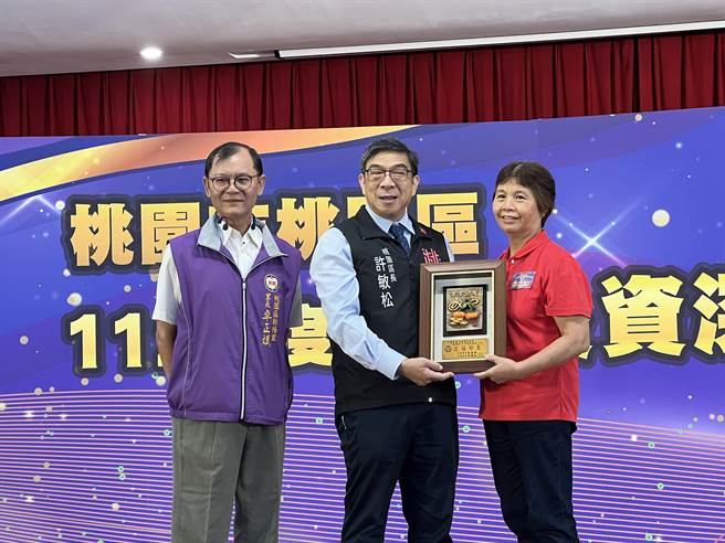 今年70岁的朝阳里邻长杨美春担任邻长长达41年，是今年受表扬邻长中年资最久的。(蔡依珍摄)