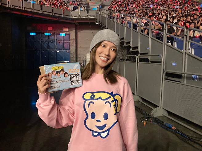 豆花妹14日到高雄巨蛋觀賞八三夭演唱會。（黃雯犀攝）