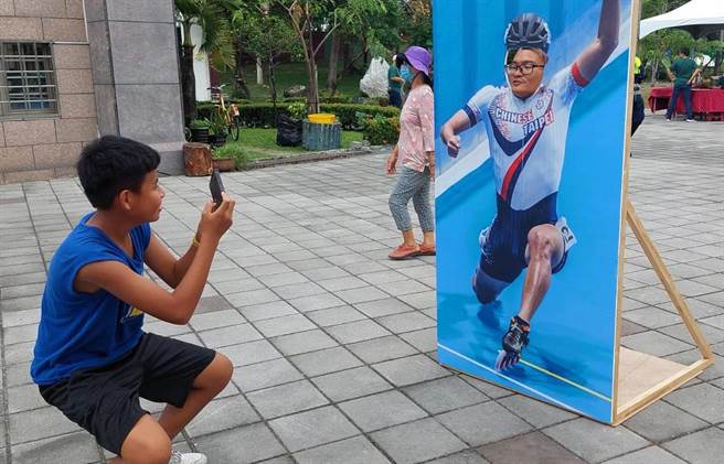 屏東南州鄉彩稻「海底世界」14日終於與遊客相見歡，但遊客搶拍的不只是彩稻，黃玉霖溜冰英姿的人形立牌也非常吸睛，人人都搶著把臉放在挖洞的人形立牌上「搶當黃玉霖」。（謝佳潾攝）