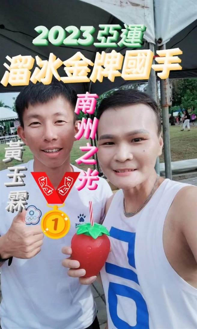 午後，真人現身會場更是掀起一陣騷動，大家都搶著與南州之光黃玉霖拍照留念。（民眾李奕提供／謝佳潾屏東傳真）