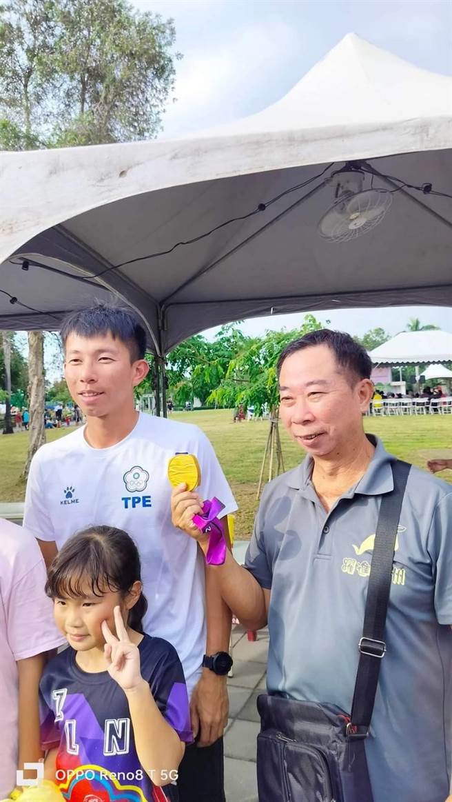 午後，真人現身會場更是掀起一陣騷動，大家都搶著與南州之光黃玉霖拍照留念。（民眾李奕提供／謝佳潾屏東傳真）