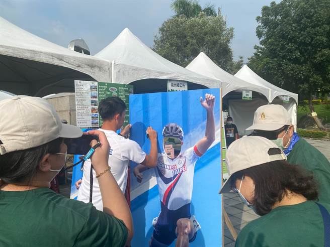 黃玉霖在自己的人形立牌上簽名留念。（民眾提供／謝佳潾屏東傳真）