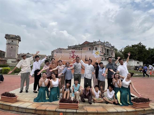 金门国家公园管理处邀请「金门鲎剧团」以舞台剧演出「落番情」，首场于今日在水头得月楼前广场精彩演出。(图／金门国家公园管理处提供)