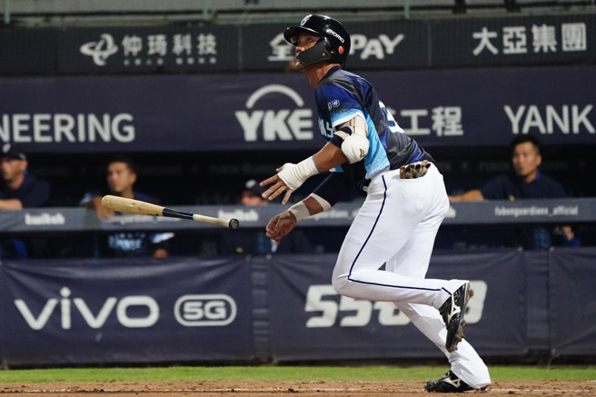 富邦悍將王勝偉在3局下開轟，這也是他轉戰富邦後首次棒打前東家中信兄弟。（富邦悍將提供）