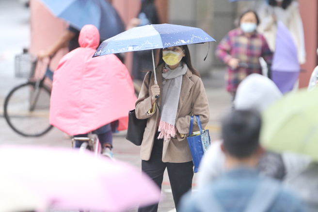 東北季風明天（15日）增強，除溫度下降外，基隆北海岸、東半部地區、恆春半島及北部山區都會有出現局部短暫雨。（示意圖／資料照／杜宜諳攝）