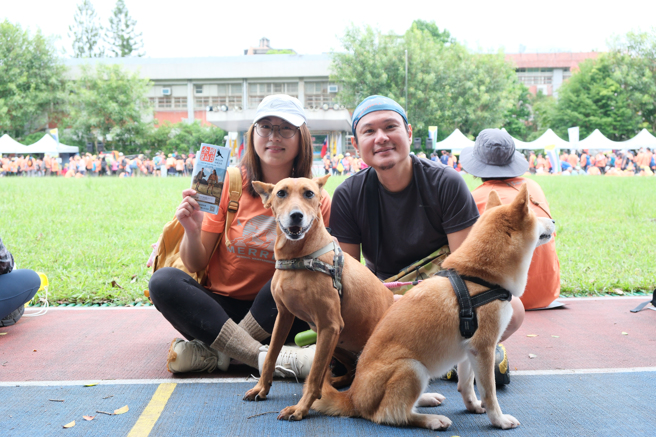 Anni（左）、Henri（右）帶著毛小孩Leia、球球參與全國登山日。（體育署提供）