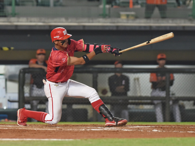 味全龙拿莫・伊漾在9局下敲出再见高飞牺牲打，助队1分差气走统一狮。（味全龙提供）