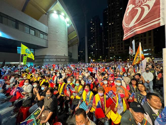 2023年10月14日新北市／总统参选人侯友宜于板桥举办第一场造势大会，前总统马英九上台力挺，盼国民党可以团结一致，明年选举才能大获全胜。（刘玮晴摄／刘玮晴新北传真）