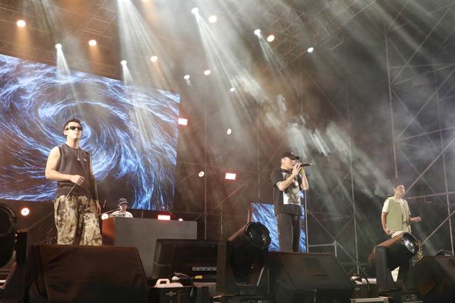 本土天团玖壹壹压轴演出，再掀高潮。（台南市政府提供／曹婷婷台南传真）