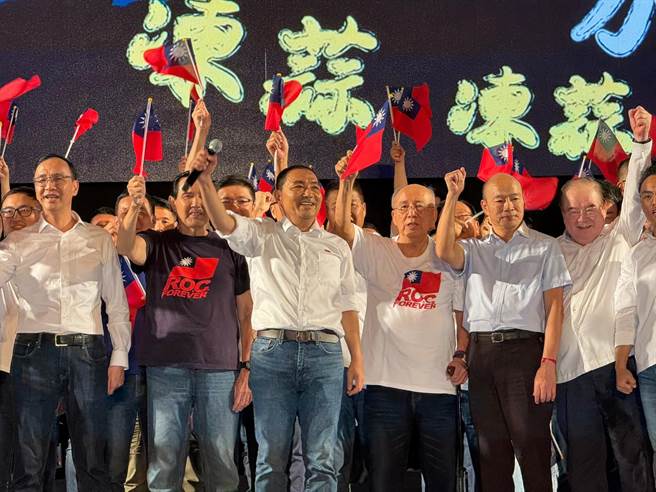 侯友宜感性地说，看到国旗旗海飘扬十分感动，「我们的国家，就是中华民国，中华民国的国旗就是青天白日满地红！」（李奇叡摄）