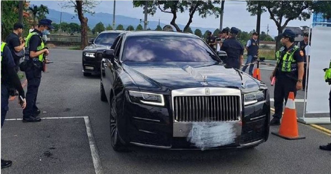 小弟动员劳斯莱斯、宾利接风。（图／翻摄画面）