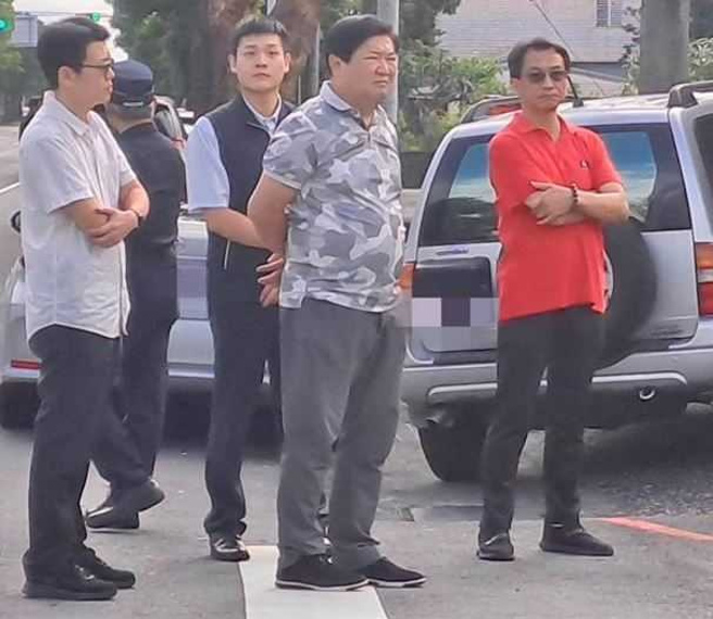 局长林武宏（右二）亲自一路监督。（图／翻摄画面）