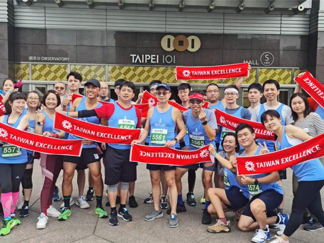 貿協黃志芳首度率隊挑戰101垂直馬拉松全員完賽。圖／貿協提供