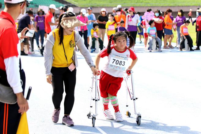 選手在競技場烈日下挑戰自我。(圖片來源：高雄市運發局提供)