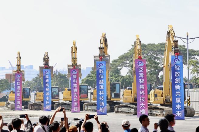 中央启动高软二期，象徵园区发展的「智科路」14日正式启用，二期智慧科技大楼统包工程同步开工。（图片来源：高雄市政府提供）