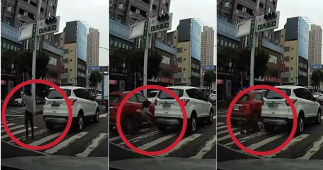 高雄市一名婦人紅燈穿越馬路，遭到一輛直行轎車撞上。（圖／翻攝自記者爆料網）
