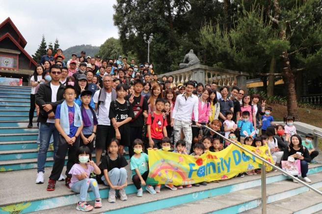 立稳营造员工约130位，目前在建工程已近百亿元，相当具有规模。图为立稳家庭日。（图／报系资料、陈舜智提供）