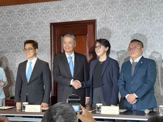 侯竞办执行长金溥聪、柯办总干事黄珊珊14日下午展开商谈，会前召开记者会。（资料照，杨亚璇摄）