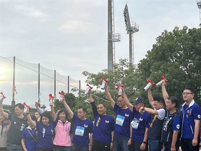 国民党总统参选人侯友宜(右六)，与桃园市长张善政(右五)、议长邱奕胜(左五)等人为路跑活动鸣笛起跑。(吕筱蝉摄)