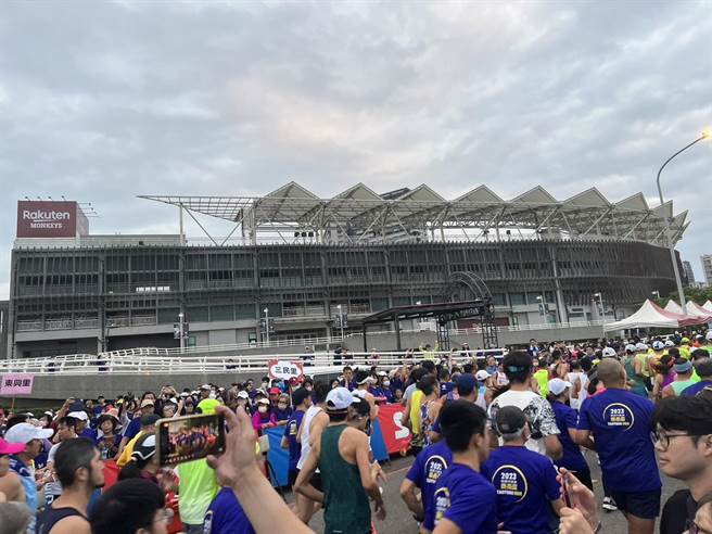 2023年桃园市议会议长杯路跑活动今天清晨热闹起跑。(吕筱蝉摄)