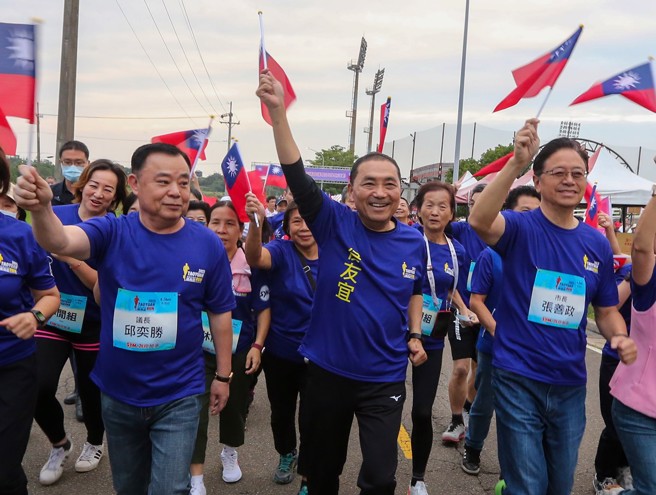 国民党总统参选人、新北市长侯友宜（中）、桃园市长张善政（右）、桃园市议会议长邱奕胜（左）等人，15日清晨参与「2023年桃园市议会议长杯路跑活动」带领起跑。（陈麒全摄）