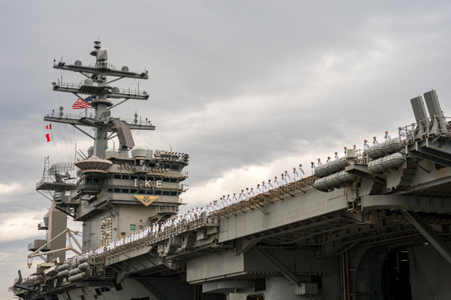 美国海军「艾森豪」号（USS Dwight D. Eisenhower，CVN 69）航母14日从维吉尼亚州诺福克海军基地（Naval Station Norfolk）出发。（路透）
